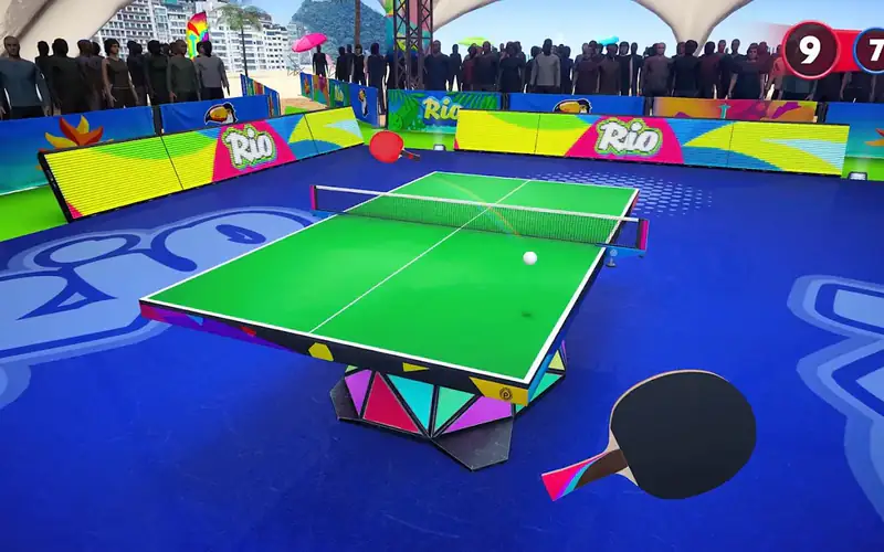 Ping Pong Fury: mesa verde numa arena colorida com público, vista a partir da raquete do jogador