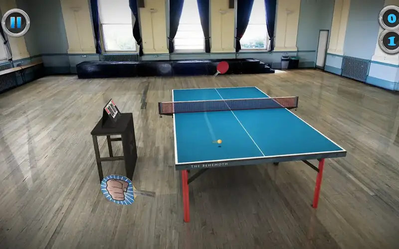 Table Tennis Touch: mesa azul num pavilhão com chão de madeira e janelas altas
